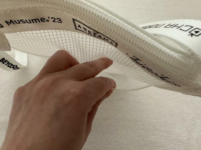 クリアバッグの外側にはオープンポケットが2つ【GU】クリアバッグ HELLO! PROJECT(カラー01 OFF WHITE):1,990円(税込)