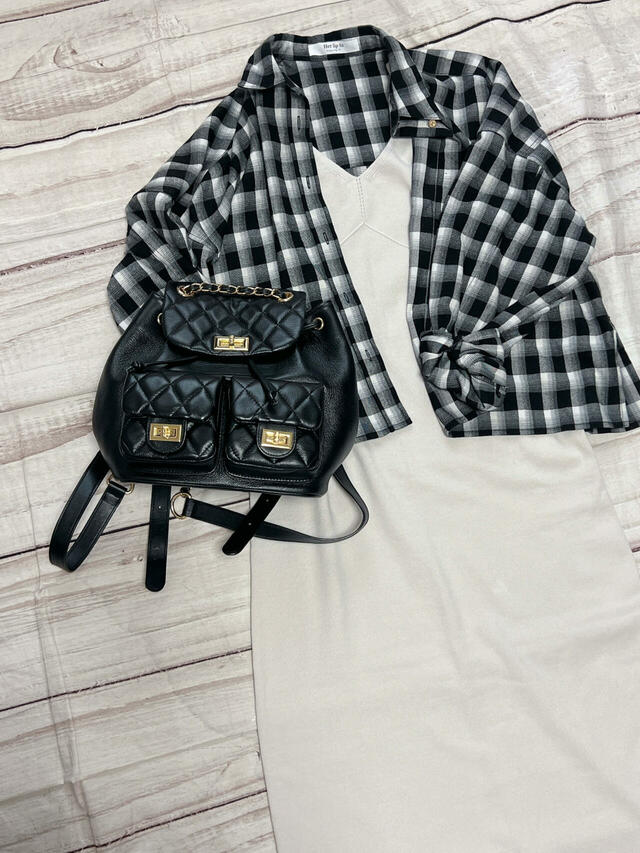 キャミソールドレスを単品使い。オーバーサイズのオンブレチェックシャツを羽織ってもかわいい！