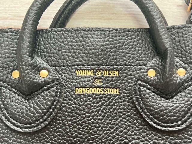 【YOUNG & OLSEN（ヤングアンドオルセン）スマホショルダーバッグ】ゴールドの箔押しロゴが高見え！