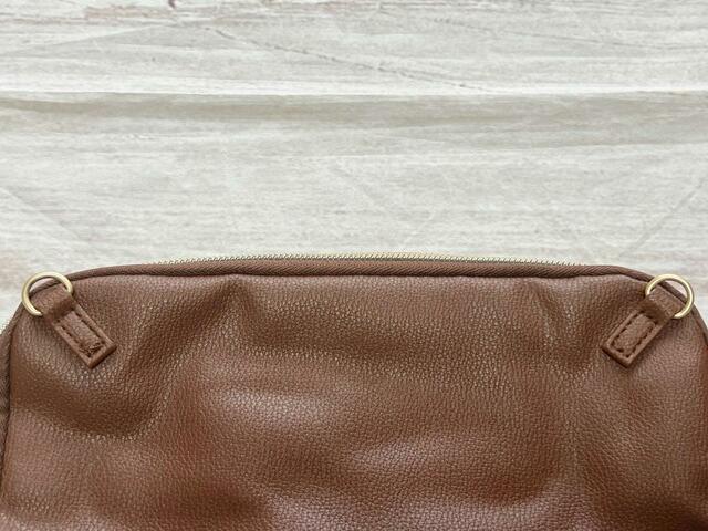 横で持ちたい時はこの2つを使います【SNOOPY（スヌーピー）タテでもヨコでも持てる！スマホショルダーBOOK BROWN】