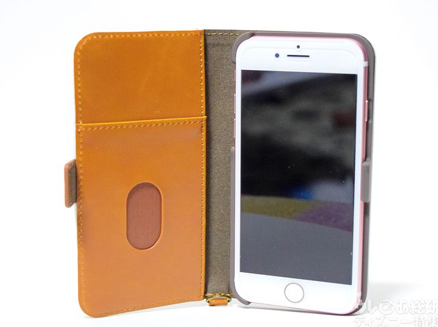 カードポケットやストラップホール付き。