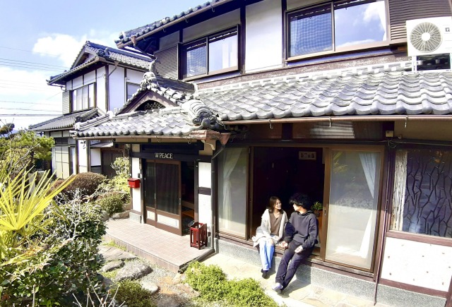 休日はのんびりシェアハウスで仲間と日向ぼっこしながら会話を楽しむ