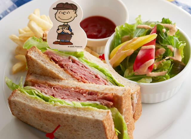「ライナスの少し大人びたパストラミサンドプレート（ドリンクバー・スープバー付）」＜価格：1,098円（税込）＞ 【ジョイフルに“スヌーピーと仲間たち”が帰ってきた♪「Joyfull×PEANUTS コラボキャンペーン」開催！】