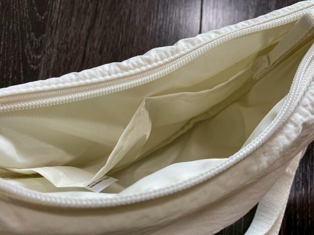 【ユニクロ ラウンドウルトラミニバッグ】端まで開くファスナーで荷物を出し入れしやすいのもポイント