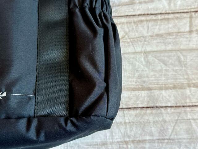 素材はポリエステル。高級感があるマットな質感の生地