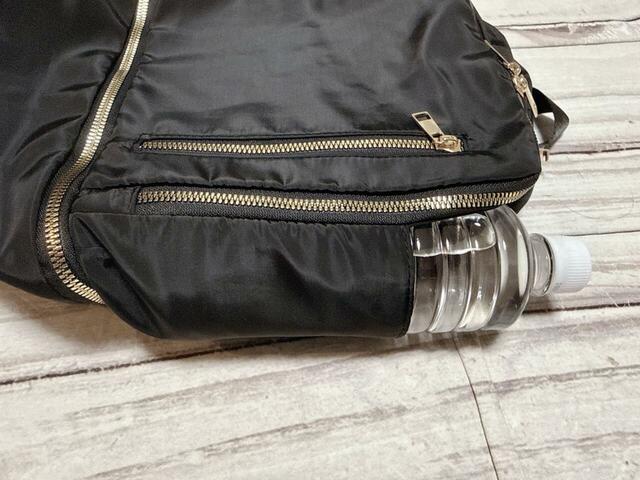 サイドのボトルホルダーに550mLのペットボトルが収納可能！