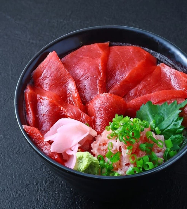 「本マグロ丼」<価格:1,680円(税込)>【話題の「漁港食堂 三方」が、多摩センター駅にオープン!ランチは本マグロを含む豪華刺身が60分間食べ放題!ハイボール・レモンサワーは税込198円!】