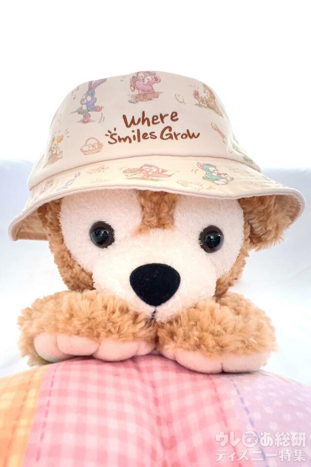 正面には、「Where Smiles Grow」の刺繍。つば部分にはステッチが施されています。「ウェア・スマイルズ・グロウ」ハットとダッフィー