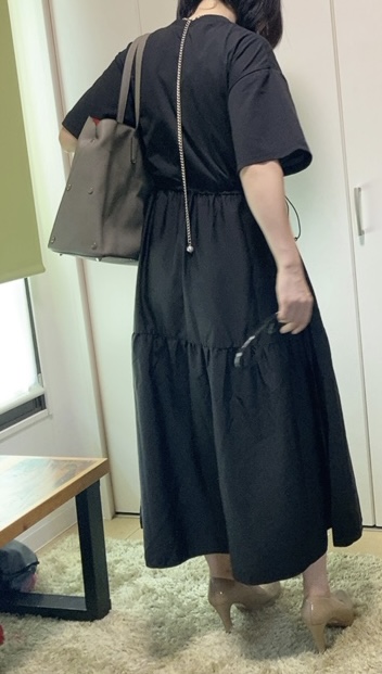 【ワークマン レディースニュートラルフレアワンピース】程よい光沢感と落ち感のある素材で上品に決まります◎