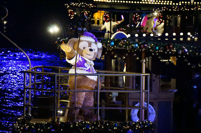 カラー・オブ・クリスマス　ダッフィーが登場