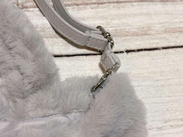 内側両サイドにショルダーストラップがつけられるDカンつき