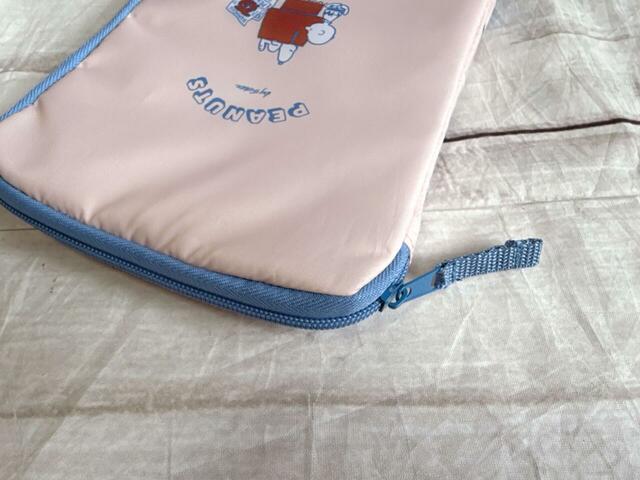 ファスナーの引き手もおしゃれなブルーのストラップつき