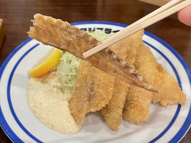 【トーキョーアジフライ】アジの中骨を揚げたせんべいはカリカリでうまい