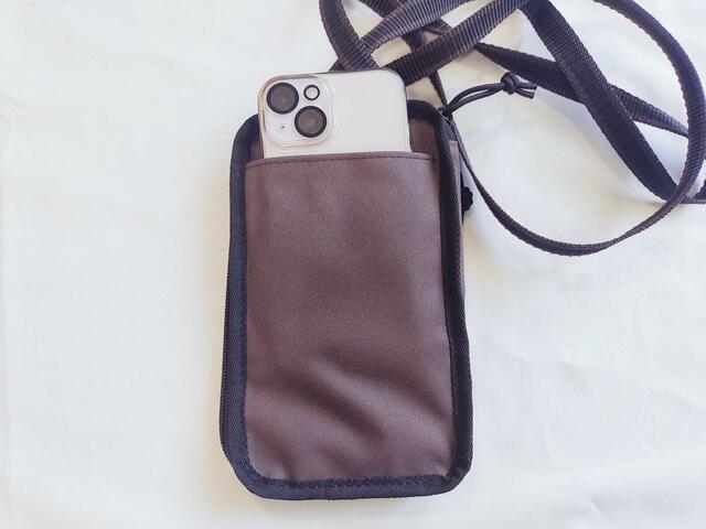 裏側には、スマホが入るポケットつき