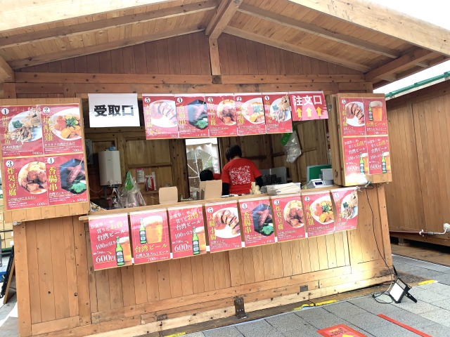 塩酥鶏（700円）や「香腸串」（400円）の売店