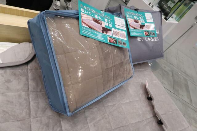 【ワークマン メディヒール(R)ウォーム敷きパッド】通年使えるピーチ起毛面と、冬向きのフランネル面を切り替えられるリバーシブル仕様です