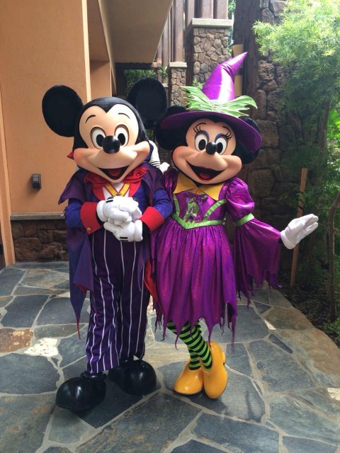 ドラキュラ姿のミッキーと魔女になったミニー、とってもキュートですね！ 