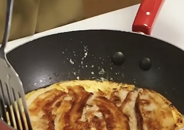 「爆速！お好み焼き」片面焼けたらひっくり返し、火が通るまで5分ほど焼く