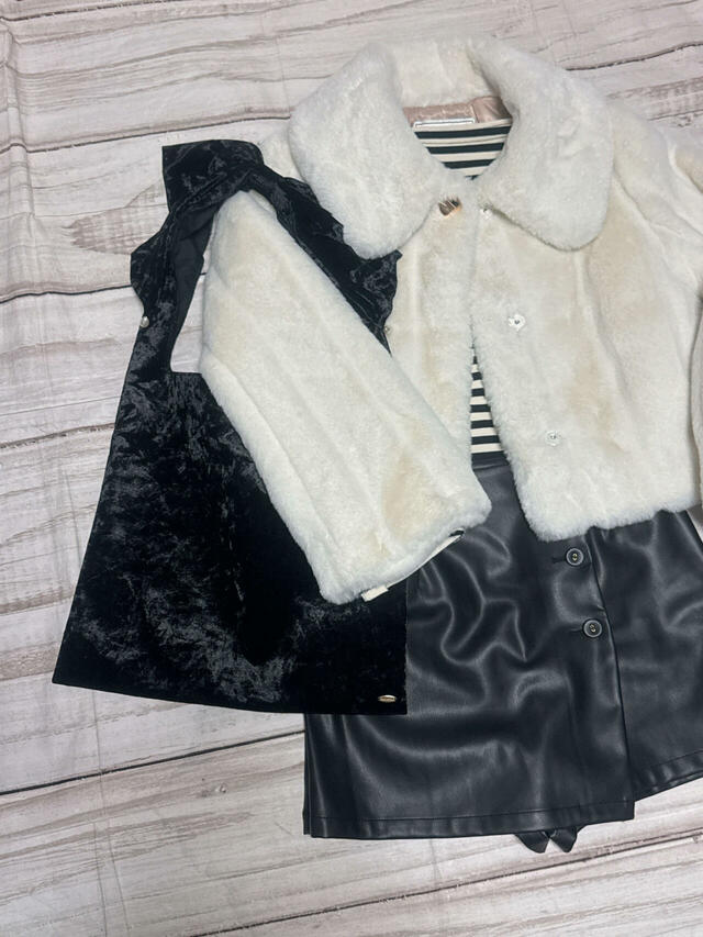 エミリーらしいボーダーを使ったコーデ。ホリデーシーズンに合わせて持ちたい♪