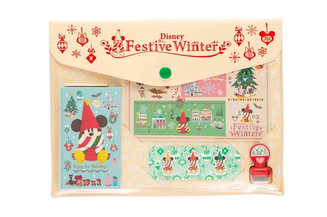 ステーショナリーセット 1,900円|サイズ:(ケース)縦約19×横約24cm (メモ)縦約11×横約7cm、1絵柄60枚(ポストカード)縦約10×横約15cm(ふせん)縦約3×横約1cm、3絵柄各15枚(ローラースタンプ)高さ約4cm、インク色:ペールグリーン|東京ディズニーリゾート「ディズニー・クリスマス」スペシャルグッズ|販売店舗:東京ディズニーランド「ディズニー&カンパニー」、東京ディズニーシー「エンポーリオ」|発売日:2022年11月7日(月)