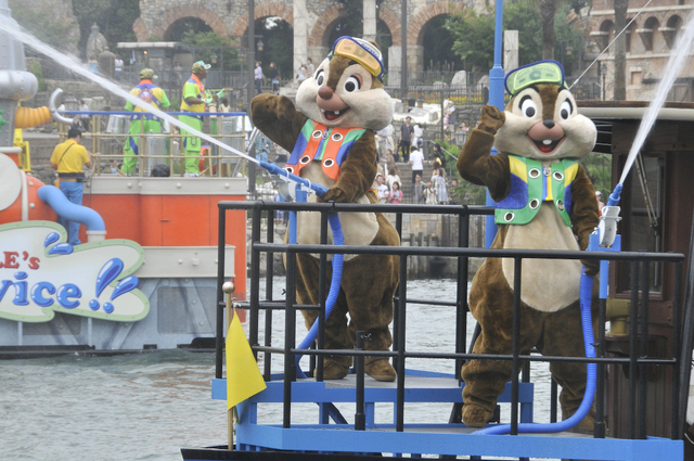 『東京ディズニーシー 20周年 アニバーサリー・セレクション』チップとデールのクールサービス“デラックス” (収録年：2010)