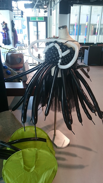 バルーンだけでつくった「鉄道ドレス」/作品によっては編み込み段階でデザインを追加