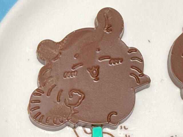 ちいかわの真似をしているモモンガ。ぶりっ子大成功な姿がかわいい♪