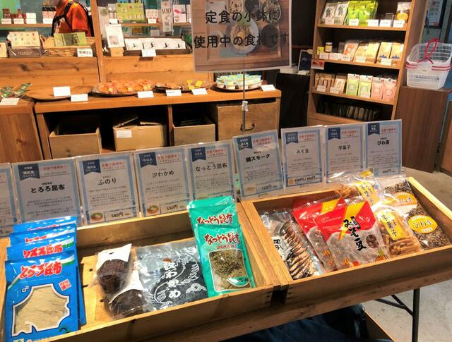 その日定食で使われた食材は、店内の一角でまとめて紹介