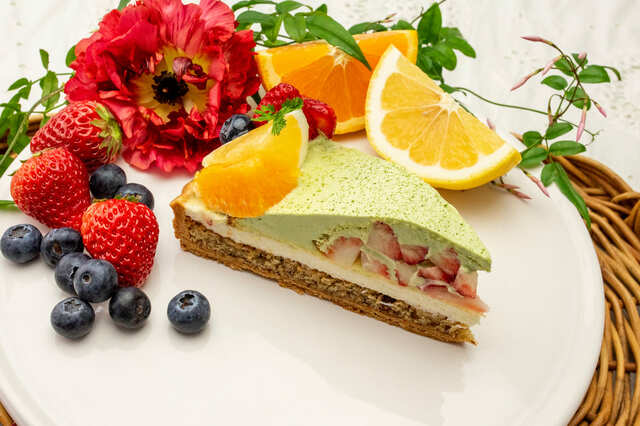 【キル フェ ボン「柑橘とイチゴの抹茶クリームドームのタルト 〜柚子風味〜」】piece ￥1,198／じっくりと焼き上げたヘーゼルナッツ風味のクリームに木頭柚子ムースを重ねています