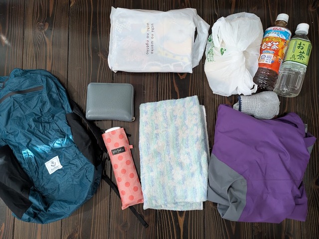 【4Monster アウトドアバックパック 折りたたみ リュック】ハイキングを想定し、上着やレジャーシート、タオルなどを入れてみると…⇒