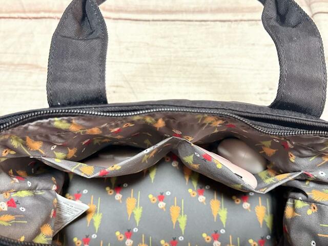 内側のオープンポケットにはイヤホンなどの細々したものを収納