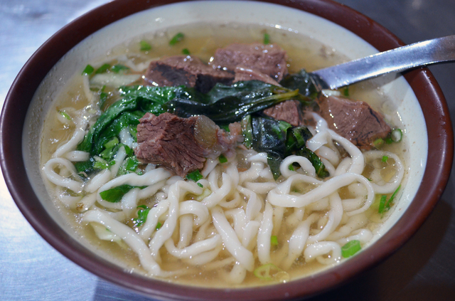  台北の白牛肉麺のなかでは抜きん出た旨さを誇る『志明牛肉拉麺』。あっさりしていながらコクがあり、牛肉の柔らかさは格別