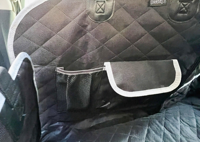 【Pecuteペット用ドライブシート】助手席の背もたれ後ろに収納ポケットつき