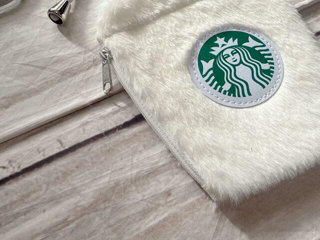 サイドのファスナーで開閉する仕様