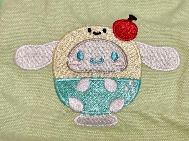 フロントには、クリームソーダになりきったシナモンの刺しゅう入り