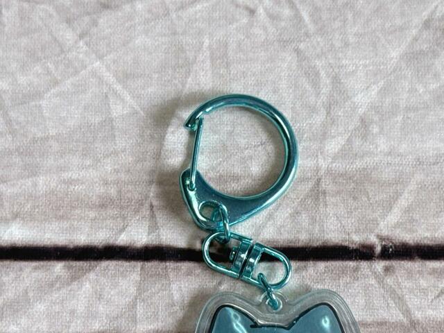 ハチワレのキーホルダーの金具はブルー！メタリックカラーがかわいい♪