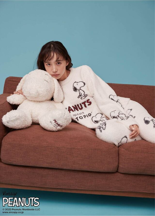 【PEANUTS meets GELATO PIQUE】'パウダー'総柄ジャガードプルオーバー ￥7,480'パウダー'総柄ジャガードロングパンツ ￥7,480カラー：アイボリー/ダークグレー/ピンクサイズ：フリー