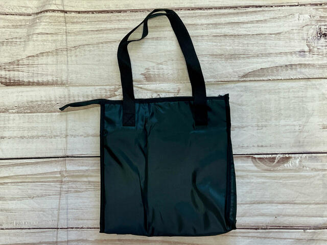 バックは装飾がないシンプルなデザイン