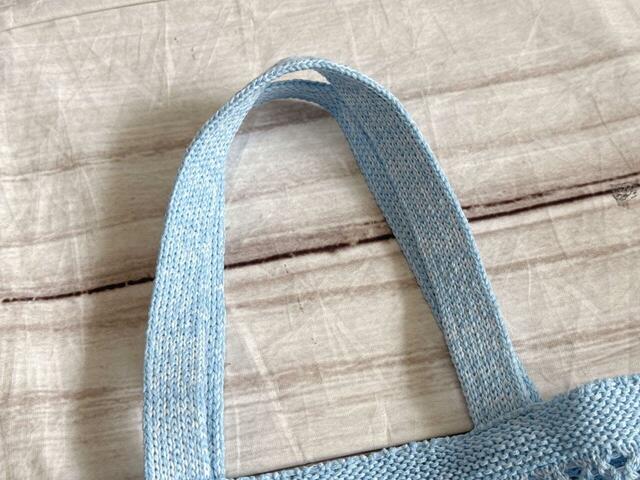 持ち手もブルーとホワイトのミックスカラー。腕にかけたり手で持ったりできる長さ