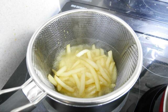 【ニトリ IH・ガス火 ストレーナー付きマルチポット】1度にまとめてすくうのに便利