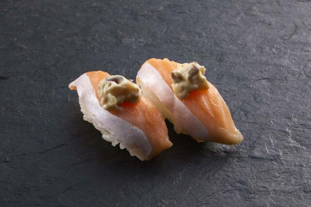 「【いぶりがっこタルタル】サーモンハラス握り」<価格:264円(税込)>【【ゆず庵】11月18日より「鮪づくし三貫盛り」や「うに海鮮手巻き」「牡蠣の天ぷら」など、こだわりの贅沢メニューが新登場!】