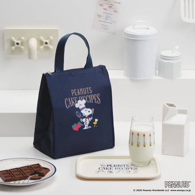【PEANUTS×Afternoon Tea】ランチ保冷バッグ ￥2,640、プレートM ￥2,420、トレイ ￥1,650、グラス ￥1,650／高さとマチのある保冷バッグはペットボトルやスイーツの持ち運びにも便利