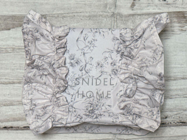 スナイデルホームらしいグレイッシュピンクの大人可愛いポーチ