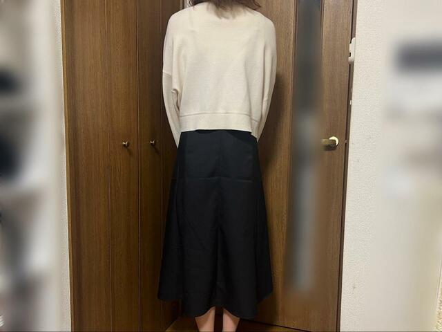 【GU フレアキャミソールワンピース】ショート丈のカーディガンとロング丈のスカートでバランスも良好