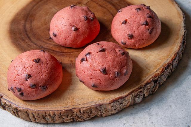 「ストロベリーチョコチップメロンパン」<期間:2025年12月〜>【【神戸】人気の「自家製パン食べ放題ランチ」に冬限定“いちごの自家製パン”が登場!】