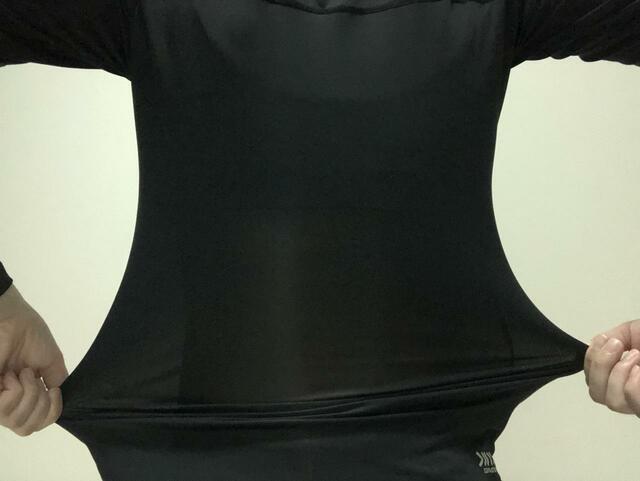 【ワークマン レディースクールシールドネオ冷感長袖クルーネック】引っ張るとこんなに伸びます