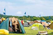 テント設営可能な芝生敷きの ミュージックエリア。キャンプ ファイヤーも行われるREWILD MUSIC FES CAMP【千葉・勝浦】