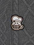【GU×星のカービィ】『カービィカフェ』のマークをデザインした「ケーブルニットベスト Kirby」