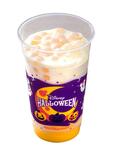 パンプキンミルク 600円｜「ディズニー・ハロウィーン」スペシャルメニュー｜東京ディズニーリゾート40周年“ドリームゴーラウンド”｜販売店舗：東京ディズニーランド「ヒューイ・デューイ・ルーイのグッドタイム・カフェ」「ペコスビル・カフェ」「リフレッシュメントコーナー」、東京ディズニーシー「ザンビーニ・ブラザーズ・リストランテ」「ハドソンリバー・ハーベスト」｜発売日：2023年9月1日（木）