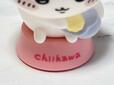 台座はちいかわカラーのピンク。「chiikawa」のロゴプリント入りなのも◎